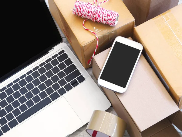 Bilgisayarlı ve cep telefonlu. Girişimci nakliyeye, paketlemeye, çevrimiçi satışa, e-ticaret konseptine hazırlanıyor. Girişim işi