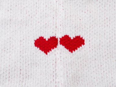 Beyaz kumaş dokusunda iki kırmızı kalp. Sevgililer Günü konsepti geçmişi.
