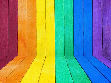 Gökkuşağı rengine boyanmış klasik ahşap. LGBT Günü konsepti tahta arkaplan.