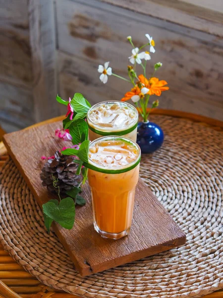Close Vidro Chá Leite Tailandês Café Frio Com Decoração Flores — Fotografia de Stock