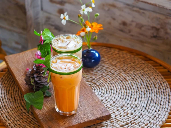 Närbild Glas Thailändsk Mjölk Och Kallt Kaffe Med Blomma Dekoration — Stockfoto