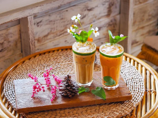 Close Vidro Chá Leite Tailandês Café Frio Com Decoração Flores — Fotografia de Stock