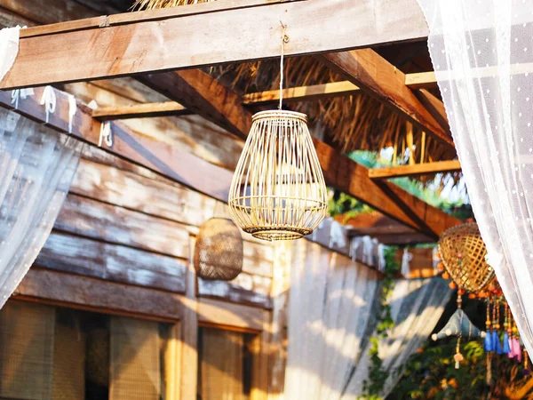 室内装飾のための木製の天井から吊るされた籐製の提灯を閉じるカントリースタイル — ストック写真