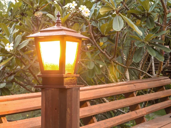 Lit lampadaire au jardin — Photo