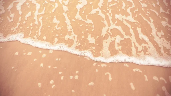 Våg på stranden med vintage filtereffekten — Stockfoto