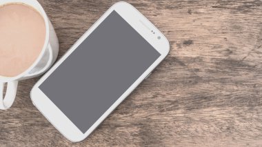 Beyaz akıllı telefon ve kahve