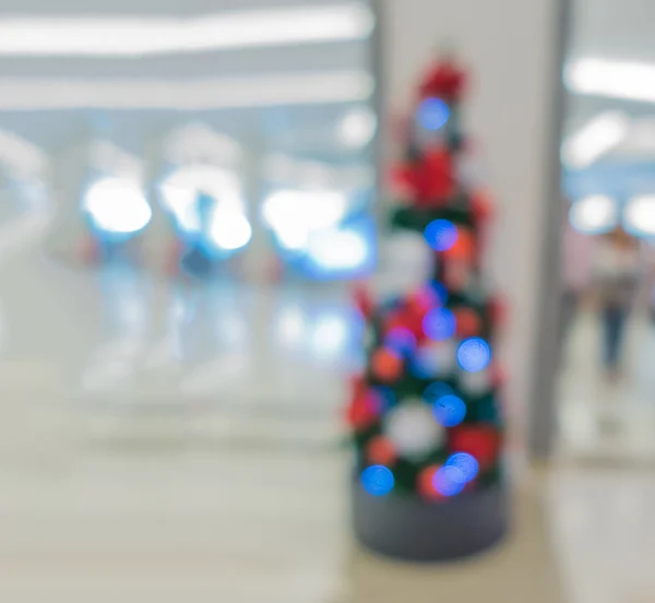 Sfocatura albero di Natale con luci colorate — Foto Stock