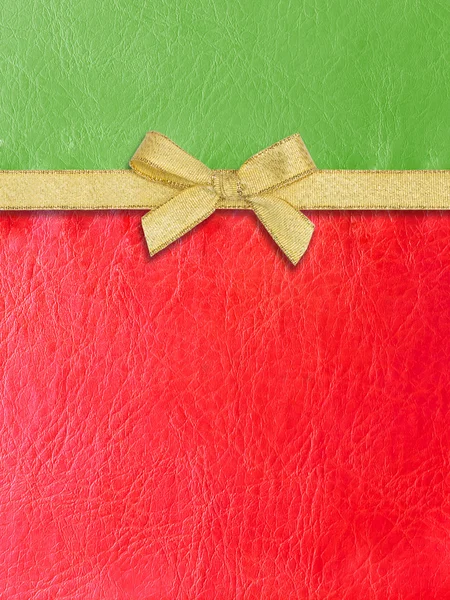 Yeşil ve kırmızı deri üzerinde altın şerit — Stok fotoğraf