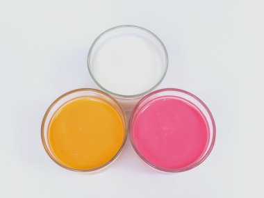 Çilekli süt, beyaz süt ve çay süt cam