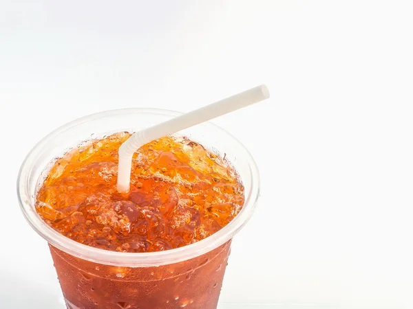 Ice tea w plastikowy kubek jednorazowy na białym tle — Zdjęcie stockowe