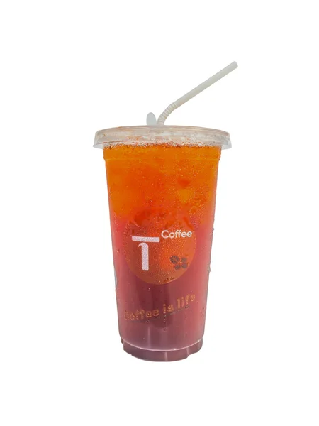 Chá de gelo em plástico copo descartável isolado — Fotografia de Stock