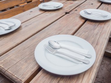 Kaşık ve çatal ile beyaz plaka