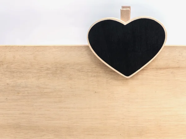 Portapapeles de madera en forma de corazón sobre tabla de madera —  Fotos de Stock