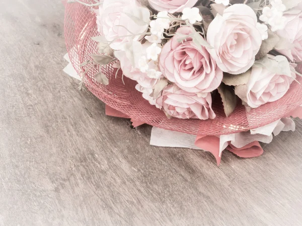 Bukiet róż na podłogi drewniane — Zdjęcie stockowe