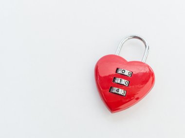 beyaz zemin üzerine kırmızı tuşa