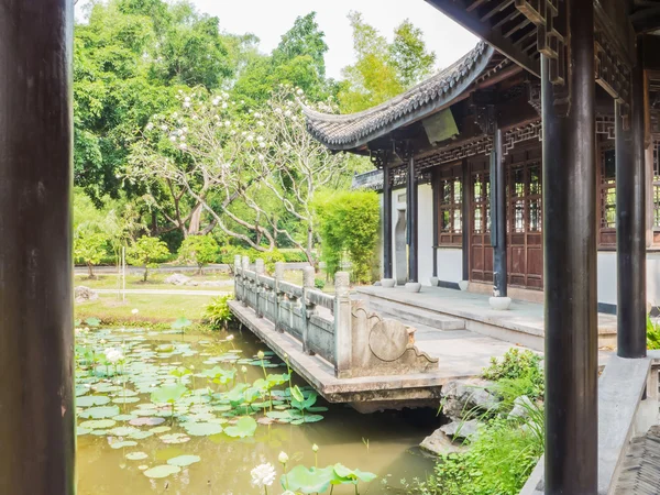 Estilo de arquitectura china en el parque — Foto de Stock