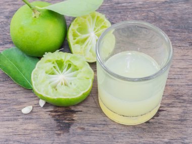 dilimlenmiş limon sıkılmış limon juise