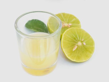 Dilimlenmiş limon limon suyuyla kapatmak
