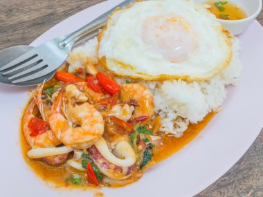 Baharatlı Tayland yemekleri kalamar ve karides balık sosu ile