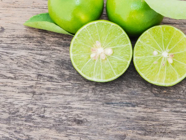 Färska citroner på träbord — Stockfoto