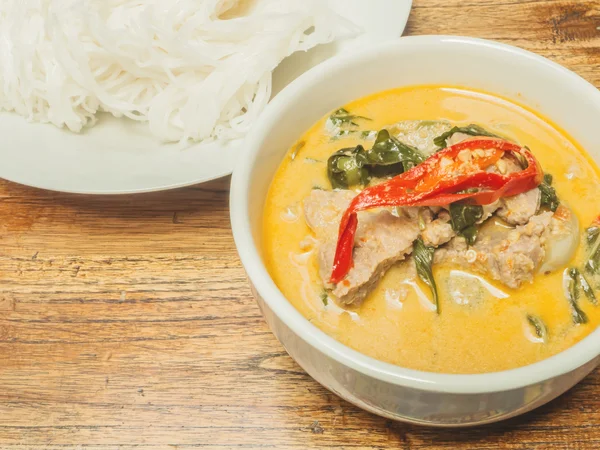 Gröna nötkött curry med thailändska spån — Stockfoto