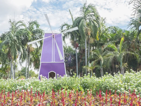 Molino de viento decorativo colorido en el parque público — Foto de Stock