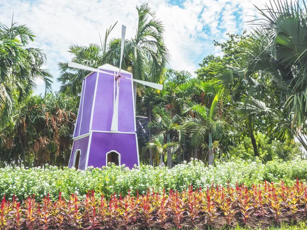 Molino de viento decorativo colorido en el parque público — Foto de Stock