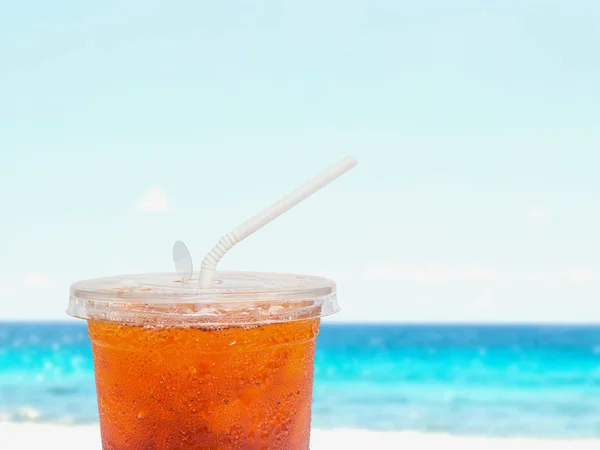 Close up ice tea in plastic disposable cup — Stock Photo, Image