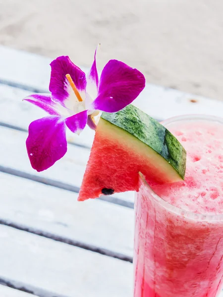 Wassermelonensaft mit Orchidee — Stockfoto