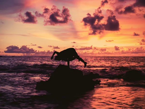 Jeune homme dansant breakdance au coucher du soleil — Photo