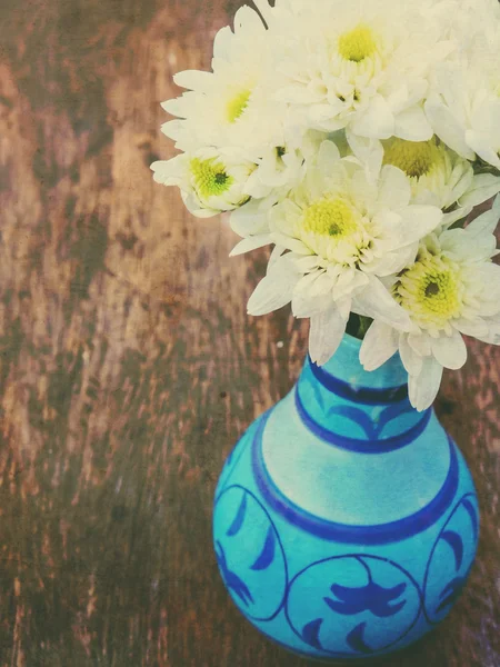 Weiße Gänseblümchen in bunter Vase — Stockfoto