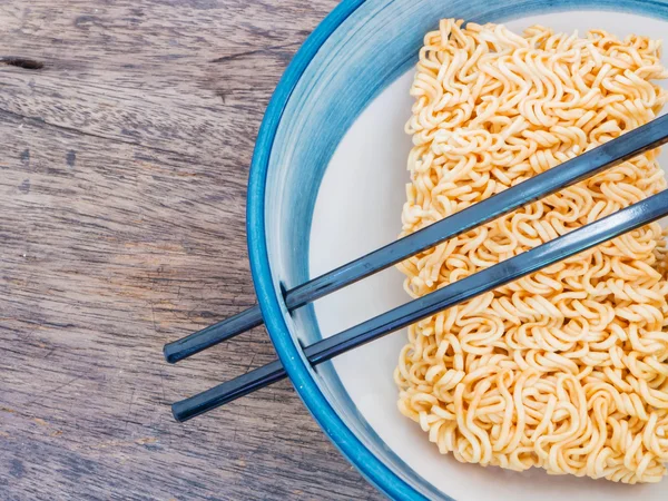 Instant noodles in bowl with chopsticks — Stock Photo, Image