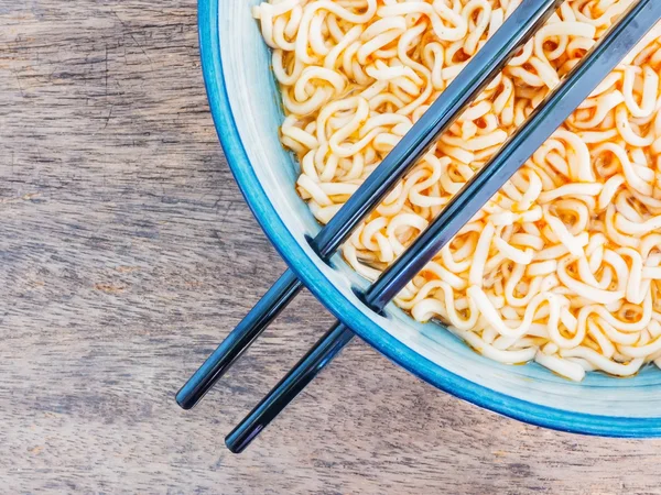 Spicy instant noodles in bowl with chopsticks — Stock Photo, Image