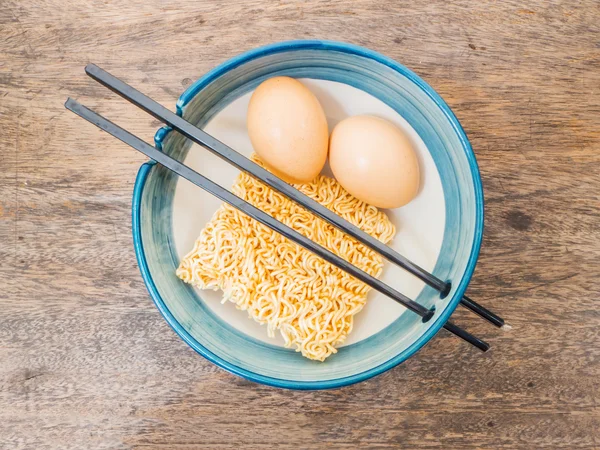 Instant noodles and egg in bowl — Stock Photo, Image