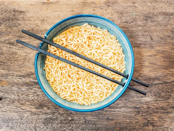 Spicy instant noodles in bowl with chopsticks — Stock Photo, Image