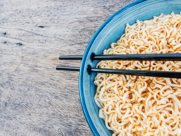 Spicy instant noodles in bowl with chopsticks — Stock Photo, Image