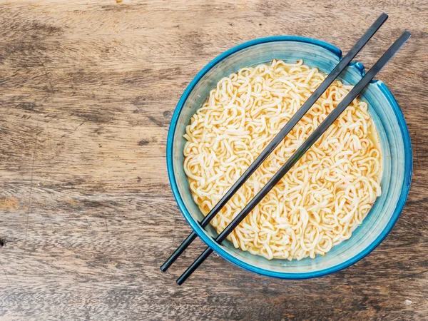 Spicy instant noodles in bowl with chopsticks — Stock Photo, Image