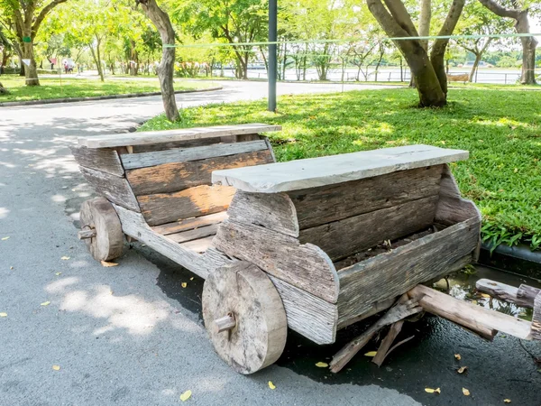 Viejo tablón coche de madera en el parque — Foto de Stock