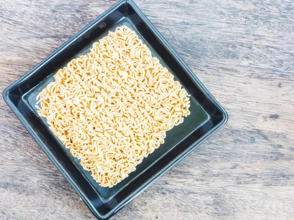 Fideos instantáneos en plato cuadrado — Foto de Stock