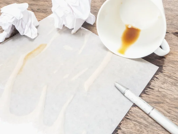 Caffè versato dalla tazza bianca — Foto Stock