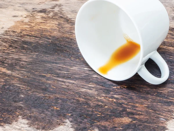 Dışarı beyaz fincan kahve döktü — Stok fotoğraf