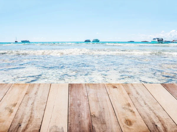 Piso de madeira, praia e céu azul — Fotografia de Stock