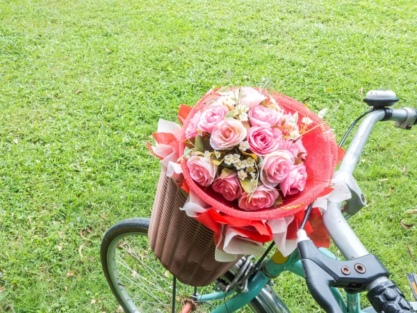 Rosenstrauß im Fahrradkorb — Stockfoto
