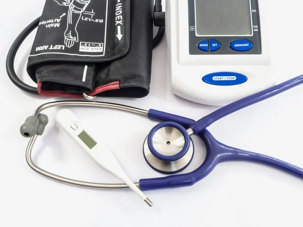 Blodtrycksmätare, stetoskop och termometer — Stockfoto