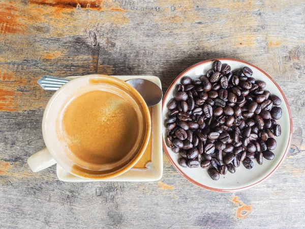 Кава і квасоля на дерев'яному фоні — стокове фото
