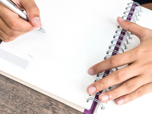 Hand hält Stift mit Notizblock — Stockfoto