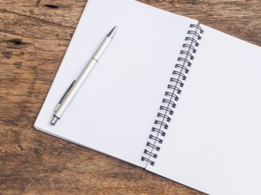  kalem ve ahşap arka plan üstünde not etmek