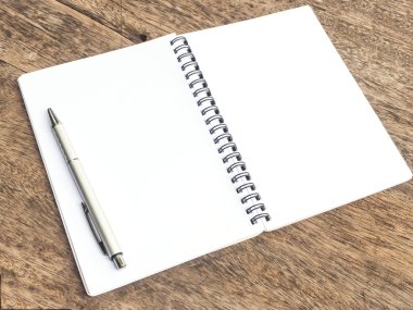 kalem ve ahşap arka plan üstünde not etmek
