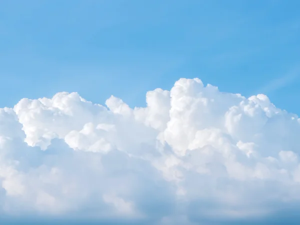 Blå himmel och moln — Stockfoto