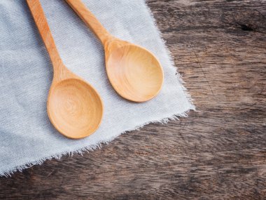 ahşap arka plan üzerinde tahta kaşıklar